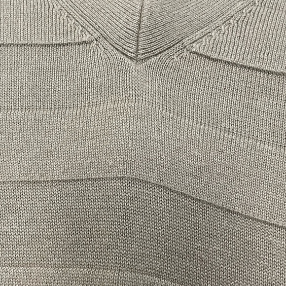 Lightweight and breathable material VanHeusen v-neck sweater size XL - Picture 3 of 6